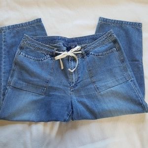 Plus size cropped blue jeans with drawstring.